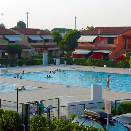 Villaggio Dei Fiori Extra Luxury 4 Stars - Great Family - Petz Friendly - With Hypermarket - Delivery Restaurant-pizzeria - Breakfast With Supplement - Ultra Fast Wi-fi - Parking Adjacent To The - With Mechanical Wor Apart-hotel Caorle